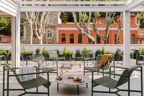 罗马Sonder Testaccio的庭院配有椅子和桌子,上面有食物