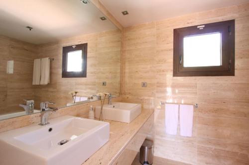 马贝拉1102 Villa with pool ,lounge, BBQ ,direkt in Marbella的一间带水槽和镜子的浴室