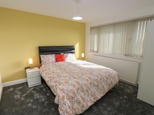 Cosmic Pearl的一间卧室设有一张床和黄色的墙壁