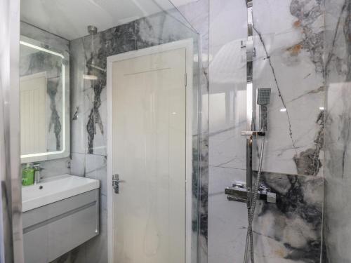 Cosmic Pearl的带淋浴和盥洗盆的白色浴室