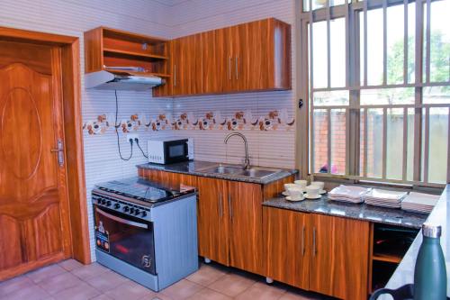 鲁亨盖里MONTANA STAY的厨房配有炉灶和水槽。