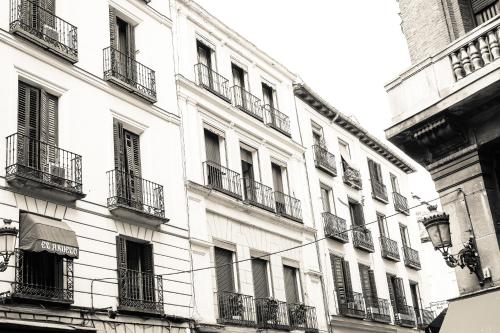 马德里CH Olmedo的一张黑白相间的建筑,设有阳台