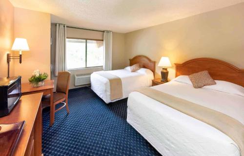 格伦伍德温泉格伦伍德温泉酒店的酒店客房设有两张床和电视。