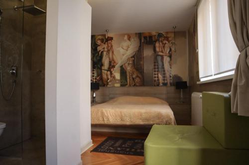 贝尔格莱德The Empress apartment Belgrade的卧室配有一张床,墙上挂有绘画作品