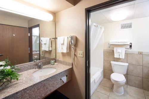 格伦伍德温泉格伦伍德温泉酒店的浴室配有盥洗盆、卫生间和浴缸。