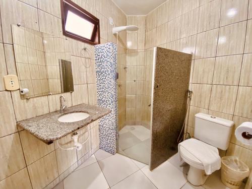 塞古罗港Hotel Porto das Ancoras的浴室配有卫生间、盥洗盆和淋浴。