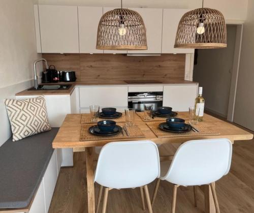 里姆斯廷格Amselnest - b42499的厨房配有木桌和白色椅子