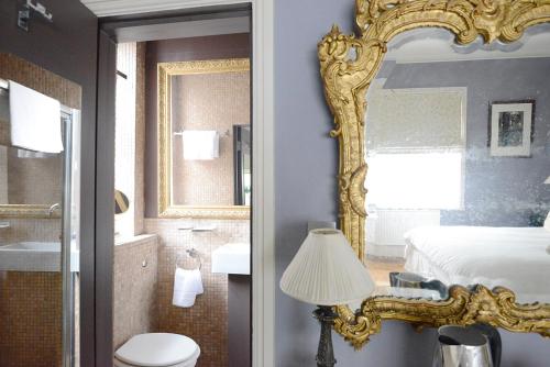 海斯廷斯The Cloudesley Guesthouse的一间带镜子、卫生间和床的浴室