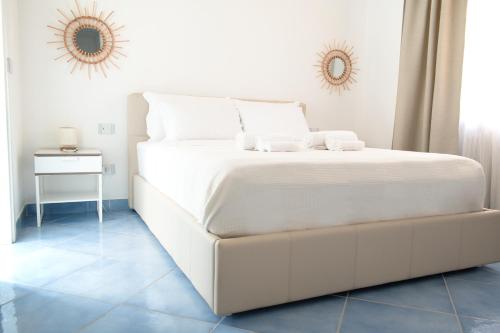 圣安吉洛Fountain House Sorrento的白色卧室内的一张白色床,配有镜子