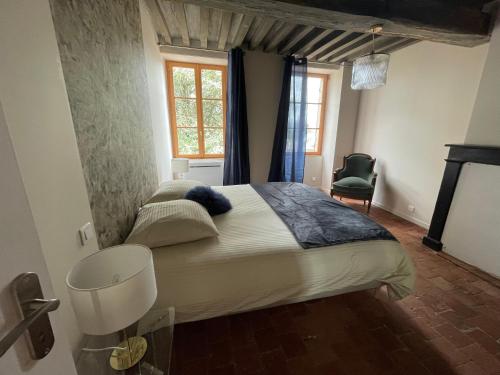 LormesGîte La Bancale的一间卧室设有一张大床和一个窗户。