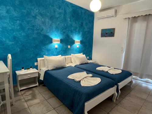 卡特瑞杜斯帕弗林纳别墅酒店的蓝色卧室,配有带毛巾的床