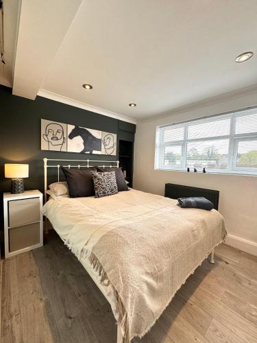 切斯特Chester City-Walls Overlooking River (Central Location)的一间卧室设有一张大床和一个窗户。