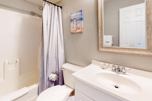 默特尔比奇Diamond's Inlet的一间带水槽、卫生间和镜子的浴室