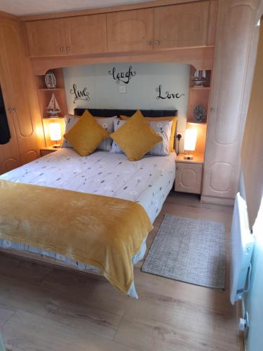克兰诺格沃尔Gilfach的一间卧室配有一张带黄色枕头的大床