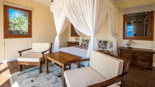 法拉尔雅卡巴克阿瓦隆别墅的一间卧室配有两张床和一张桌子及椅子
