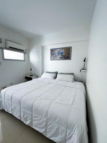 布宜诺斯艾利斯Luminoso departamento en Villa Crespo的白色卧室设有一张白色大床