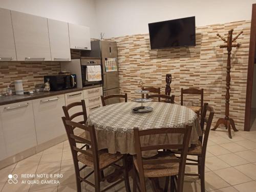 卡洛福泰Martino10的厨房配有桌椅和电视。