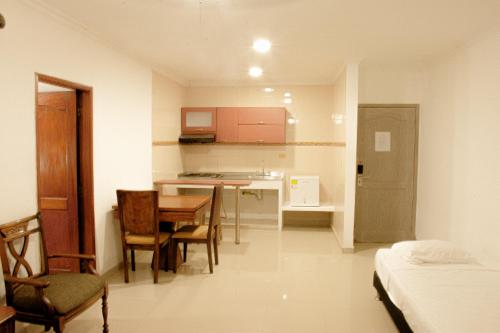 巴兰基亚Hotel Yivinaca的一间小房间,设有厨房和桌椅