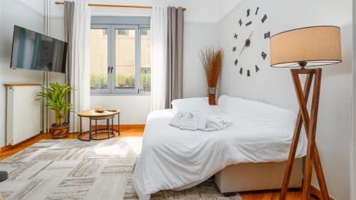 雅典Plaka Sofi Suite的一间卧室配有一张带灯具的床和一台电视