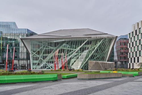 都柏林Sonder at Britain Quay的一座有建筑的城市中的大玻璃建筑