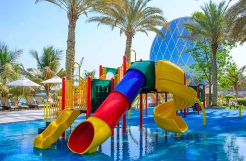 阿布扎比Al Raha Beach Hotel - Superior Room DBL - UAE的一个带五颜六色滑梯的水上公园