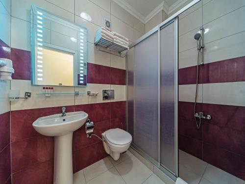 伊斯坦布尔现代苏丹酒店的浴室配有卫生间、盥洗盆和淋浴。