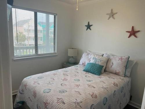 默特尔比奇Sea Shadow 205 Condo的卧室配有一张墙上的星星床