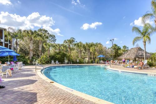 基西米Bahama Bay Resort的度假村的游泳池,周围的人在
