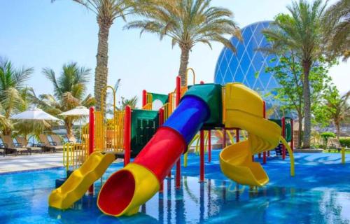 阿布扎比Al Raha Beach Hotel - Gulf View Room SGL - UAE的一个带五颜六色滑梯的水上公园