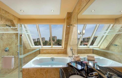 阿布扎比Al Raha Beach Hotel - Gulf View Room SGL - UAE的大型浴室设有浴缸和淋浴。