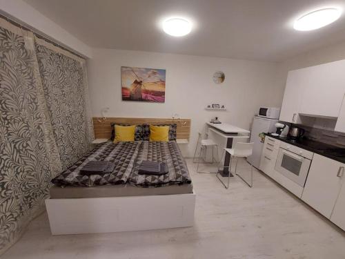 布尔诺Flat in Brno II apartmán v Brně的一间卧室配有一张带黄色枕头的床和一张书桌