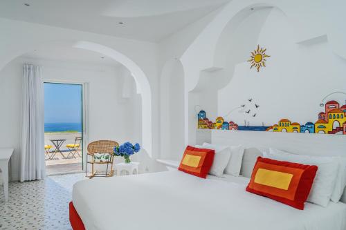 康加德马里尼里特拉切酒店的一间带两张床的卧室,享有海景