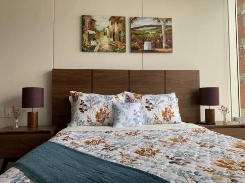 墨西哥城Blue & Yellow Apartment HP - Sur的卧室配有一张壁画和两张画的床铺。