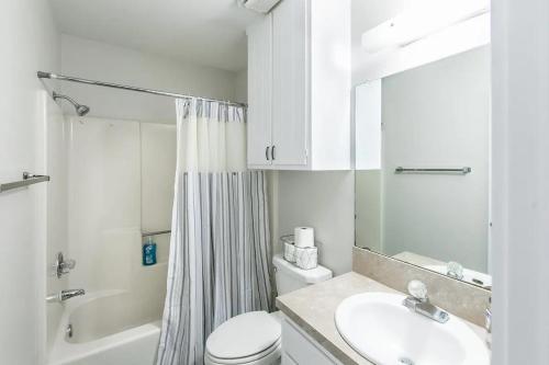克洛维斯The Oasis - A的白色的浴室设有卫生间和水槽。