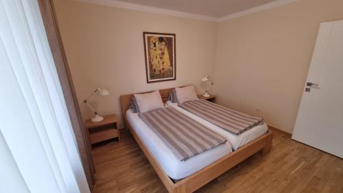 克拉科夫Apartment Katamaran的卧室配有一张床