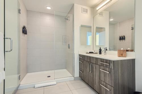 芝加哥Sentral Michigan Avenue的带淋浴和盥洗盆的白色浴室