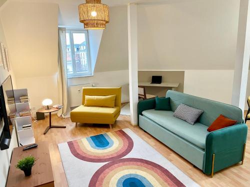 莱比锡FamilienTraum-Küche-WaschTrockner-PlayStation-NETFLIX-WIFI的客厅配有蓝色的沙发和黄色的椅子