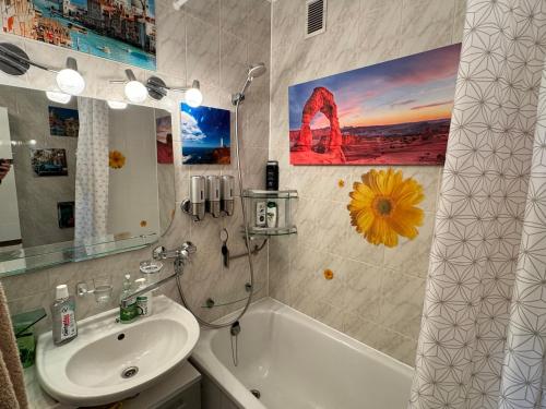 维萨吉纳斯VIsagino Apartment的浴室配有盥洗盆、浴缸和盥洗盆