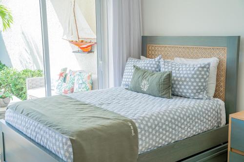 圣斐利-银港Xeliter Green One Playa Dorada的卧室配有带枕头的床铺和窗户。