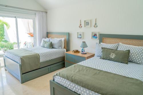 圣斐利-银港Xeliter Green One Playa Dorada的一间卧室设有两张床和窗户。