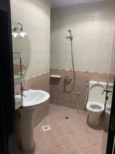 迪拜Ramble stay Hostel Bur Dubai的带淋浴、卫生间和盥洗盆的浴室