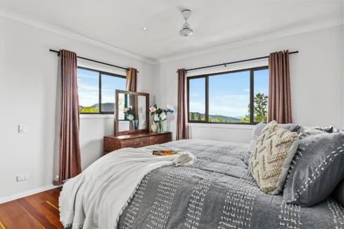 TolgaAtherton Tablelands -great views & pet friendly的一间卧室设有一张床和一个大窗户