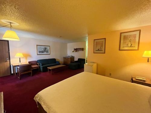 德明Motel 6 Deming, NM的酒店客房设有床和客厅。