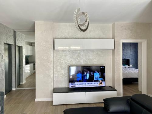巴亚马雷Modern and Luxury Apartment-12的客厅设有壁挂式平面电视。