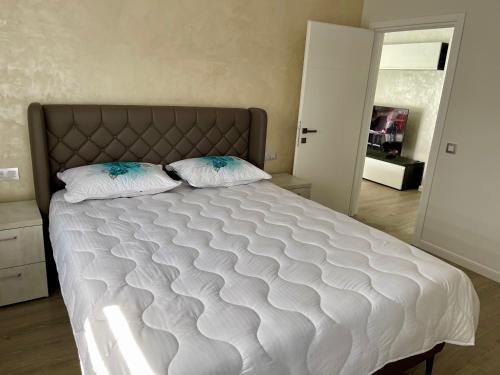 巴亚马雷Modern and Luxury Apartment-12的卧室内的一张带两个枕头的大床
