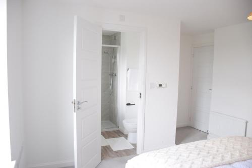 亚姆Orient Oasis Yarm的带淋浴和床的白色卧室
