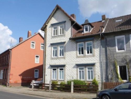 沃尔芬比特尔Drei Linden Jasper的灰色白色的房子,有橙色的房子