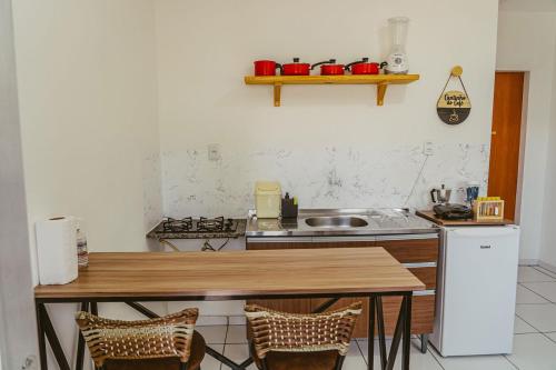 巴纳伊巴Incrivel chale c WiFi e boa localizacao - Parnaiba的厨房配有木桌和水槽。