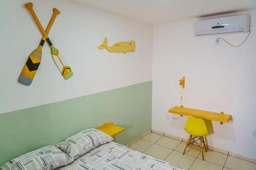 巴纳伊巴Otimo chale c WiFi e boa localizacao - Parnaiba PI的卧室配有一张床和一张墙上的书桌。