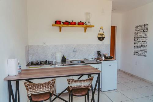 巴纳伊巴Otimo chale c WiFi e boa localizacao - Parnaiba PI的厨房配有桌椅和水槽。